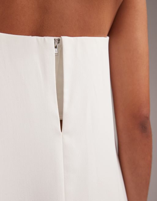 ASOS DESIGN – Vit, lång bröllopsklänning av satin i i trapeze-modell med ren bandeau-ringning, 3 av 6