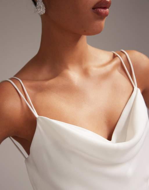 ASOS DESIGN – Vit, lång bröllopsklänning i satin med draperad ringning, smala axelband och klockad kjol, 5 av 6