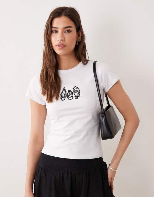 ASOS DESIGN – Vit, liten t-shirt med broderat ostron, 3 av 4