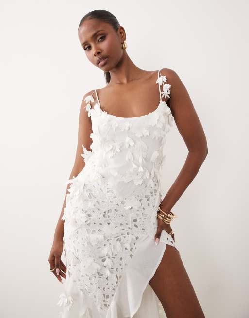 ASOS DESIGN – Vit maxiklänning med lappsydd design, virkade detaljer och broderade 3D-blommor, 2 av 4