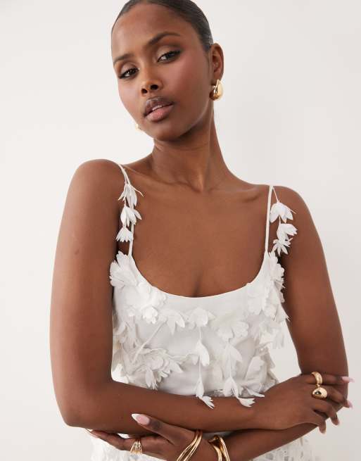 ASOS DESIGN – Vit maxiklänning med lappsydd design, virkade detaljer och broderade 3D-blommor, 3 av 4