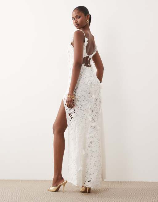 ASOS DESIGN – Vit maxiklänning med lappsydd design, virkade detaljer och broderade 3D-blommor, 4 av 4