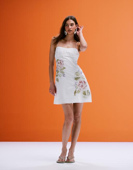 ASOS DESIGN – Vit miniklänning med broderi, smala axelband och volangblommor, 2 av 4