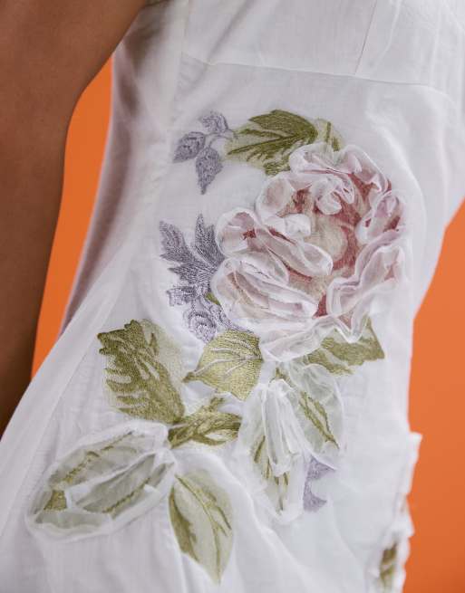 ASOS DESIGN – Vit miniklänning med broderi, smala axelband och volangblommor, 4 av 4