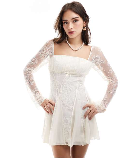 ASOS DESIGN – Vit miniklänning med klockad kjol och rosett i spets