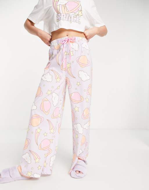 ASOS DESIGN Vit och lila pyjamas med kort T shirt vida byxor och Need More Space text ASOS