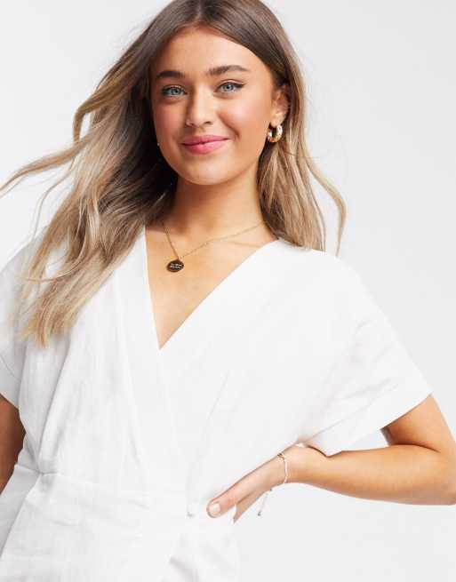 ASOS DESIGN – Vit omlottklänning i linnetyg och minimodell, 3 av 4