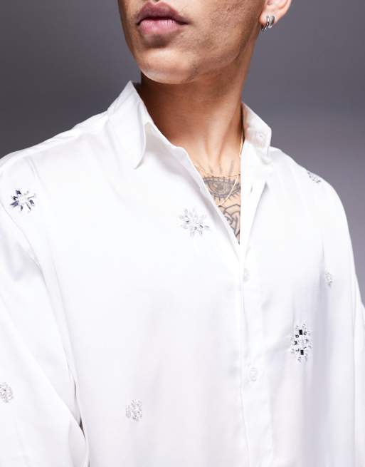 ASOS DESIGN – Vit oversize skjorta i satin med utsmyckning och boxig passform, 3 av 4