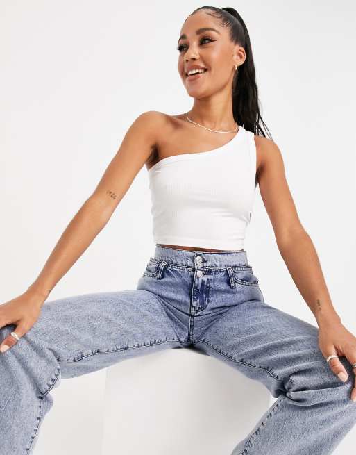 ASOS DESIGN – Vit, ribbad crop top med en bar axel