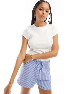 ASOS DESIGN – Vit ribbad topp i krympt design med holkärmar
