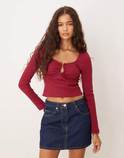 ASOS DESIGN – Vit, ribbad topp med nyckelhålsöppning, långa ärmar och metalldetalj