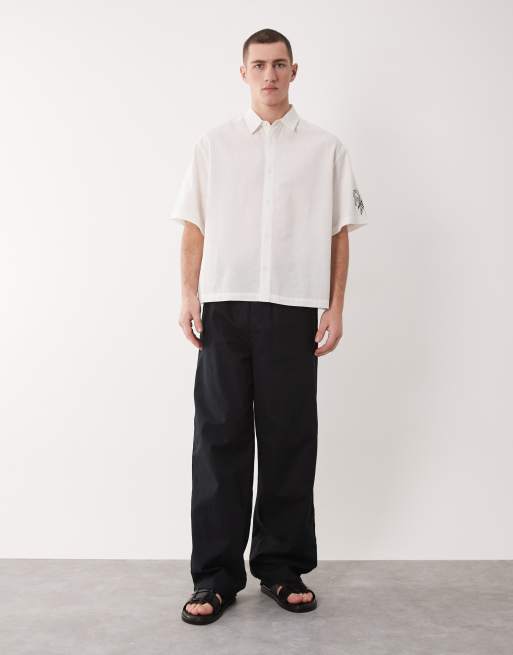 ASOS DESIGN – Vit skjorta i oversize med boxig passform och tryck på rygg och ärmar i linnemix, 2 av 5