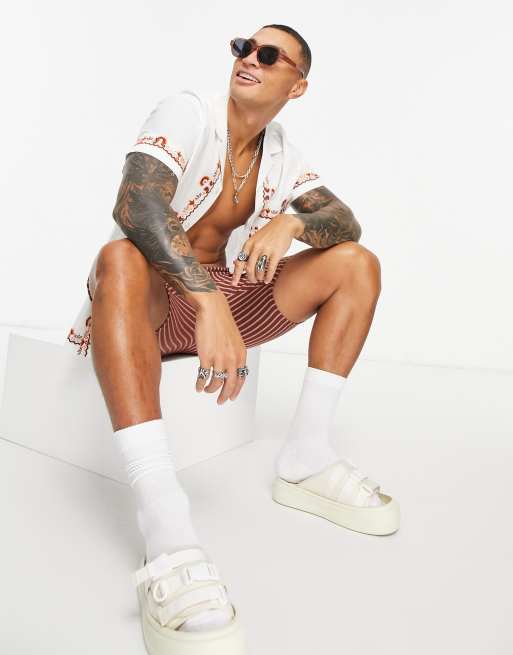 ASOS DESIGN – Vit skjorta i slubby bomull med platt krage med broderad kant och regular fit, 2 av 4