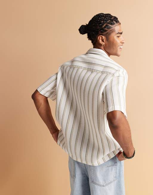 ASOS DESIGN – Vit skjorta med textur, platt krage och gröna ränder, 2 av 4