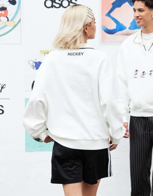 ASOS DESIGN – Vit sweatshirt med pikékrage i oversize och unisex-modell med Disneys Musse Pigg-tryck, 3 av 4
