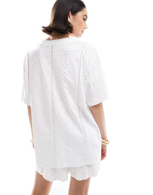 ASOS DESIGN – Vit t-shirt i broderie anglaise och oversize med spetsinlägg, 2 av 4