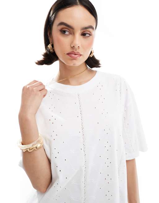 ASOS DESIGN – Vit t-shirt i broderie anglaise och oversize med spetsinlägg, 3 av 4