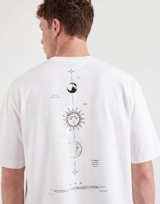 ASOS DESIGN – Vit t-shirt i oversize med astronomitryck längs ryggraden, 3 av 5