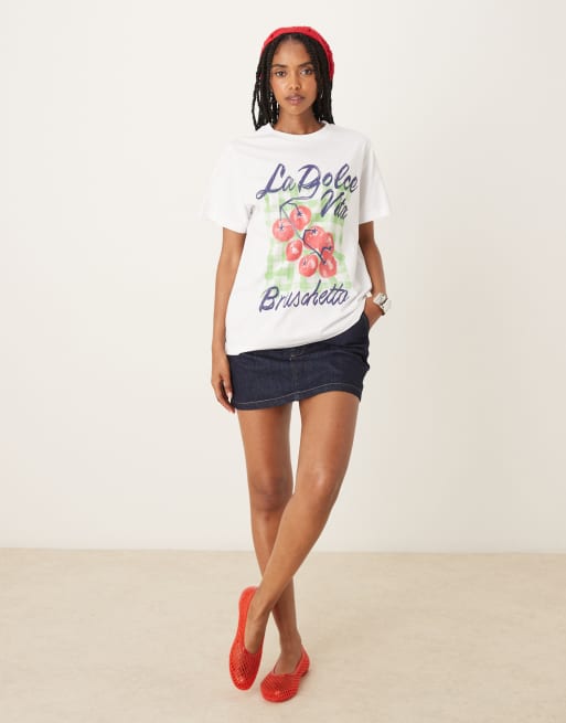 ASOS DESIGN – Vit t-shirt i regular fit med La Dolce Vita- och tomattryck, 2 av 4
