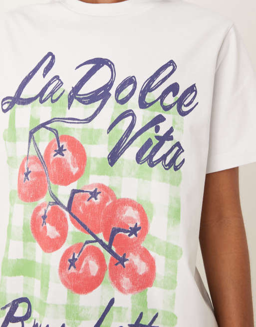 ASOS DESIGN – Vit t-shirt i regular fit med La Dolce Vita- och tomattryck, 3 av 4