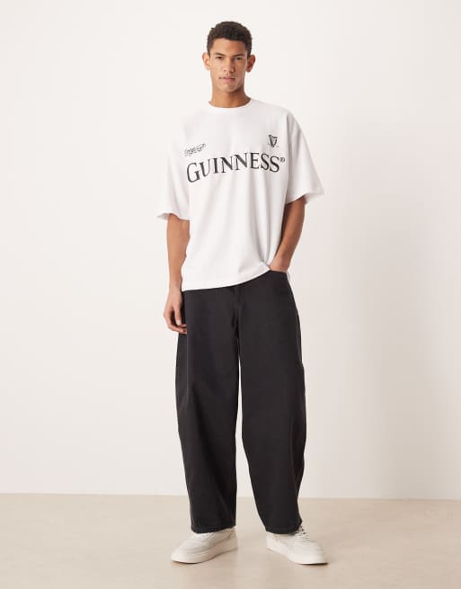 ASOS DESIGN – Vit t-shirt i unisex-modell och oversize med Guinness-tryck, 2 av 5