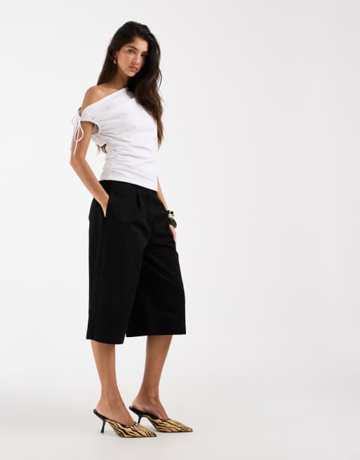 ASOS DESIGN – Vit t-shirt med rynkade ärmar, en bar axel och markerad midja, 3 av 4