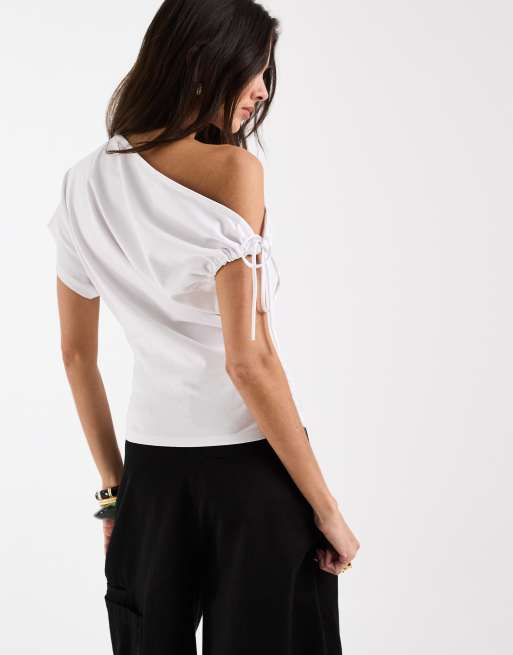 ASOS DESIGN – Vit t-shirt med rynkade ärmar, en bar axel och markerad midja, 4 av 4