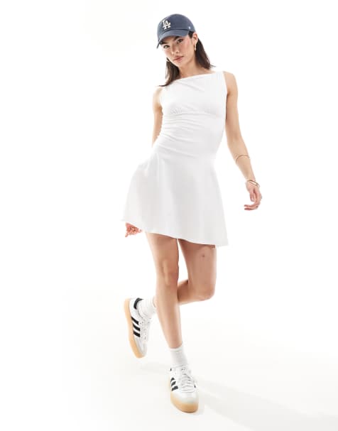 ASOS DESIGN – Vit tennisklänning med sänkt fåll - view 1