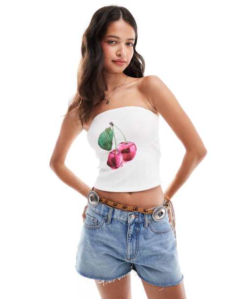 ASOS DESIGN – Vit, texturerad topp i bandeaustil med körsbärstryck - view 1