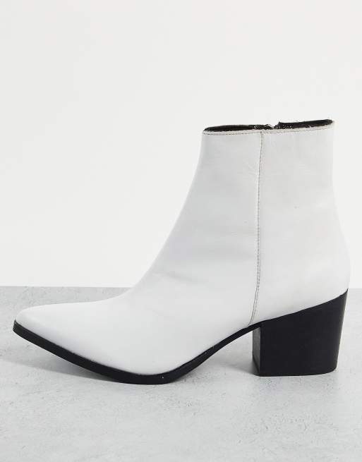 ASOS DESIGN – Vita chelseaboots i läder med klack, spetsig tå och svart sula