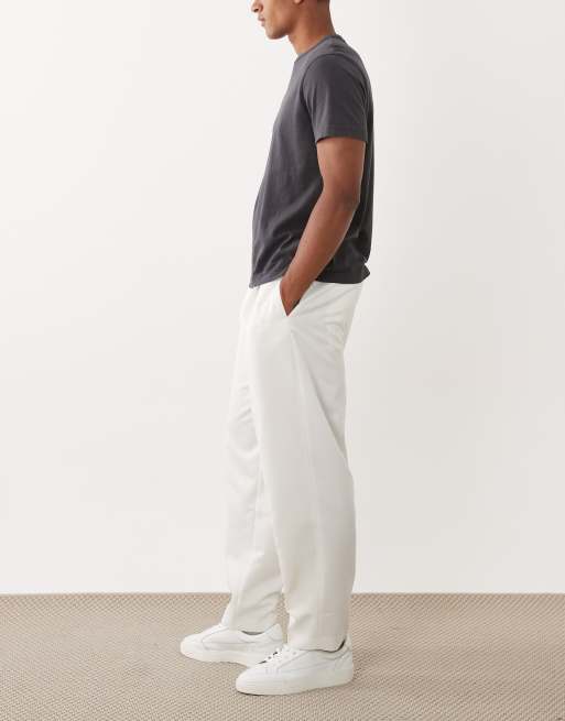 ASOS DESIGN – Vita, figursydda, avsmalnande byxor i oversize med veck, 3 av 5