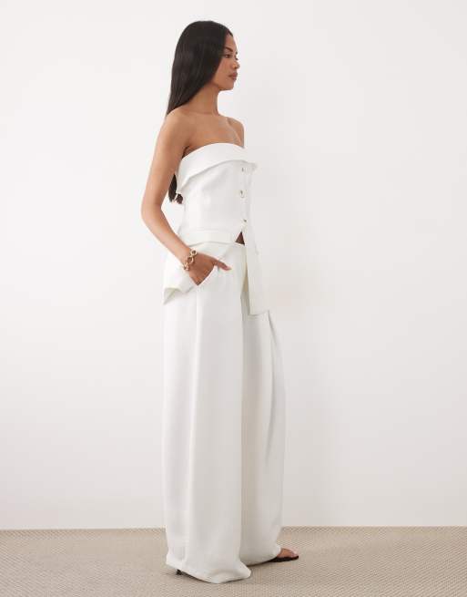 ASOS DESIGN – Vita, figursydda horseshoe-byxor med volym och djupa veck, 4 av 5