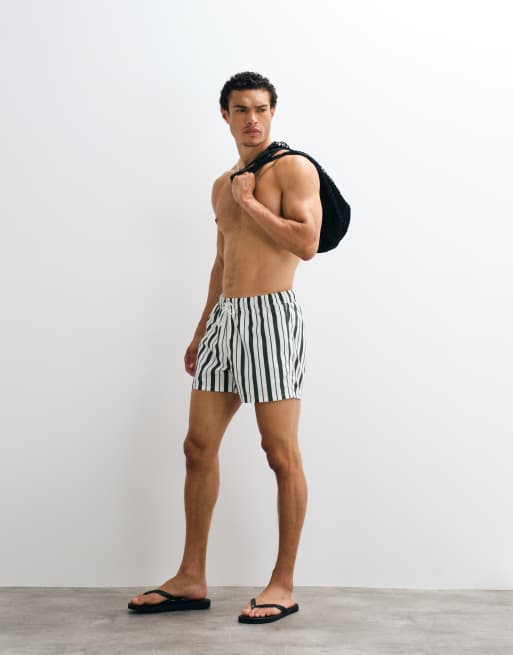 ASOS DESIGN – Vita, grönrandiga och korta badshorts, 2 av 7