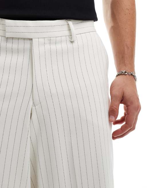 ASOS DESIGN – Vita, kritstrecksrandiga finbyxor med lediga ben, 2 av 5