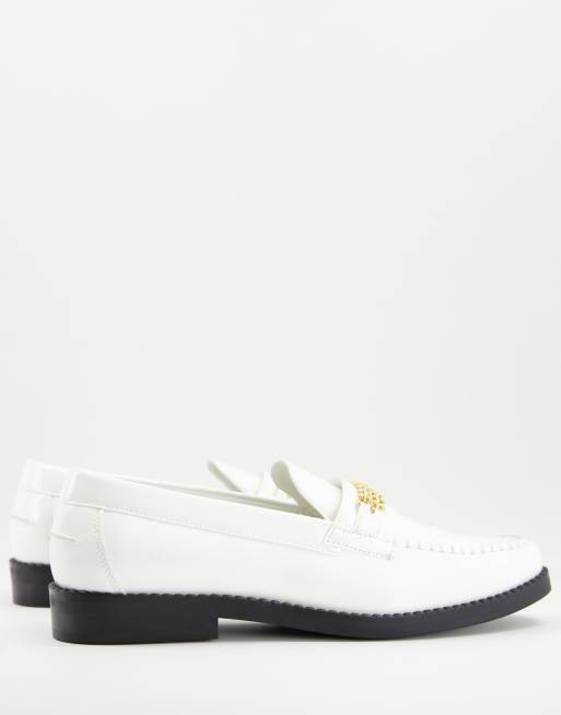 ASOS DESIGN – Vita loafers i läderimitation med guldfärgad kedjedetalj