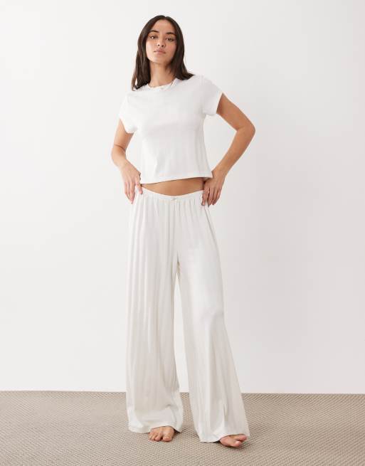 ASOS DESIGN – Vita, pointellestickade pyjamasbyxor med vida ben och rosdetalj, 2 av 4