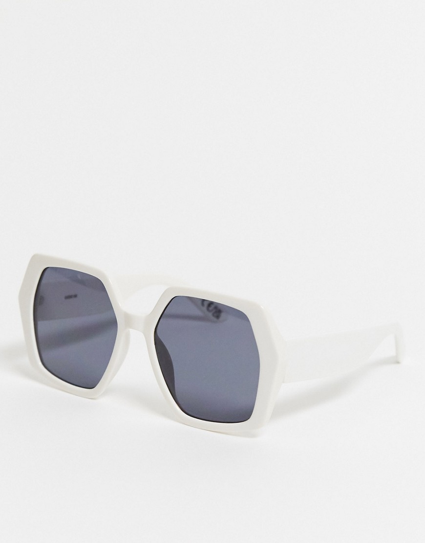 ASOS DESIGN – Vita, sexkantiga oversize-solglasögon i 70-talsstil