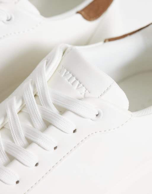 ASOS DESIGN – Vita sneakers med snörning och brungrå hälkappa, 3 av 5