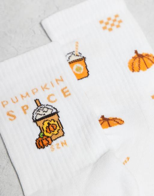 ASOS DESIGN – Vita strumpor med Pumpkin Spice-tryck, 2-pack, 2 av 3