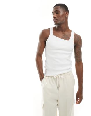 ASOS DESIGN – Vitt linne i muscle fit med asymmetrisk halsringning