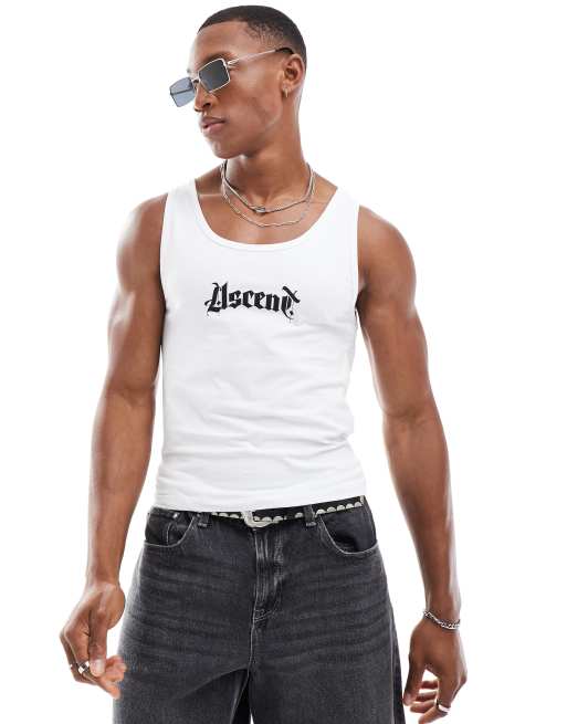 ASOS DESIGN – Vitt linne i muscle fit med texttryck framtill 