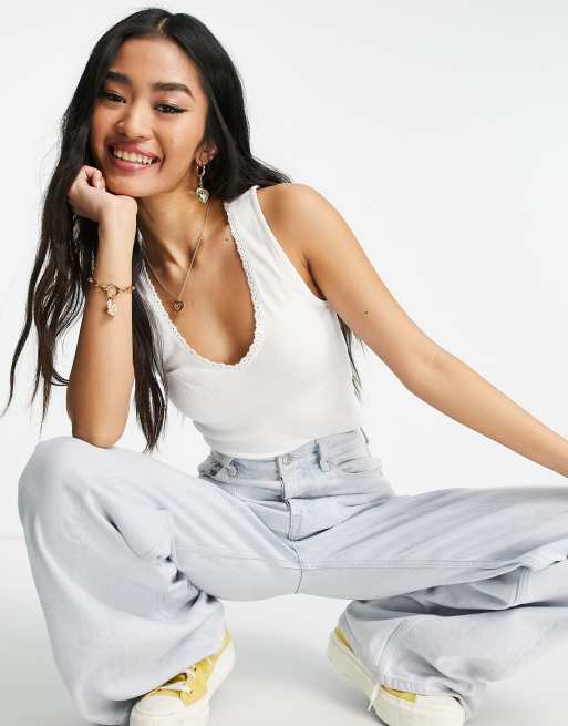ASOS DESIGN – Vitt linne med v-ringning och spets