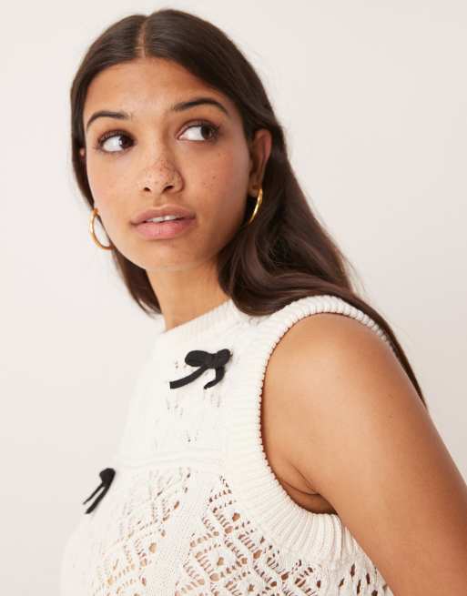 ASOS DESIGN – Vitt, pointellestickat linne i lappsydd stil med kontrastfärgade rosetter, 3 av 4