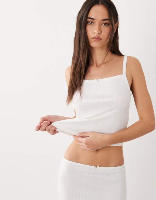 ASOS DESIGN – Vitt, pointellestickat pyjamaslinne med rosdetalj, 2 av 4