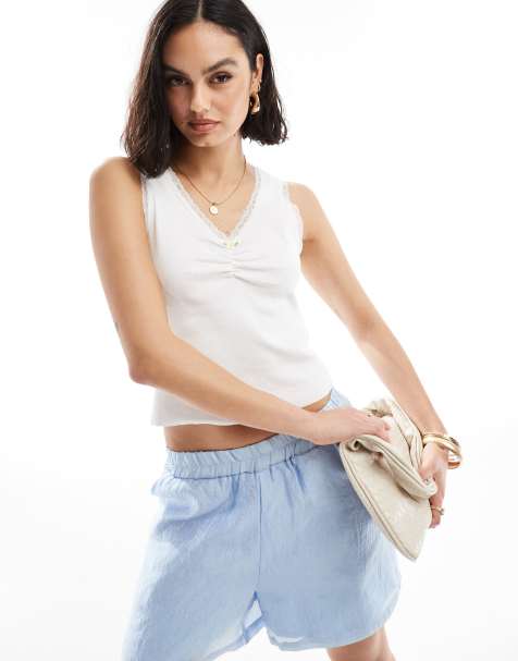 ASOS DESIGN – Vitt, ribbat linne med v-ringning, spets och rosdetalj - view 1
