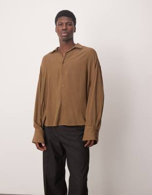 volume oversized shirt with baggy sleeves in brown