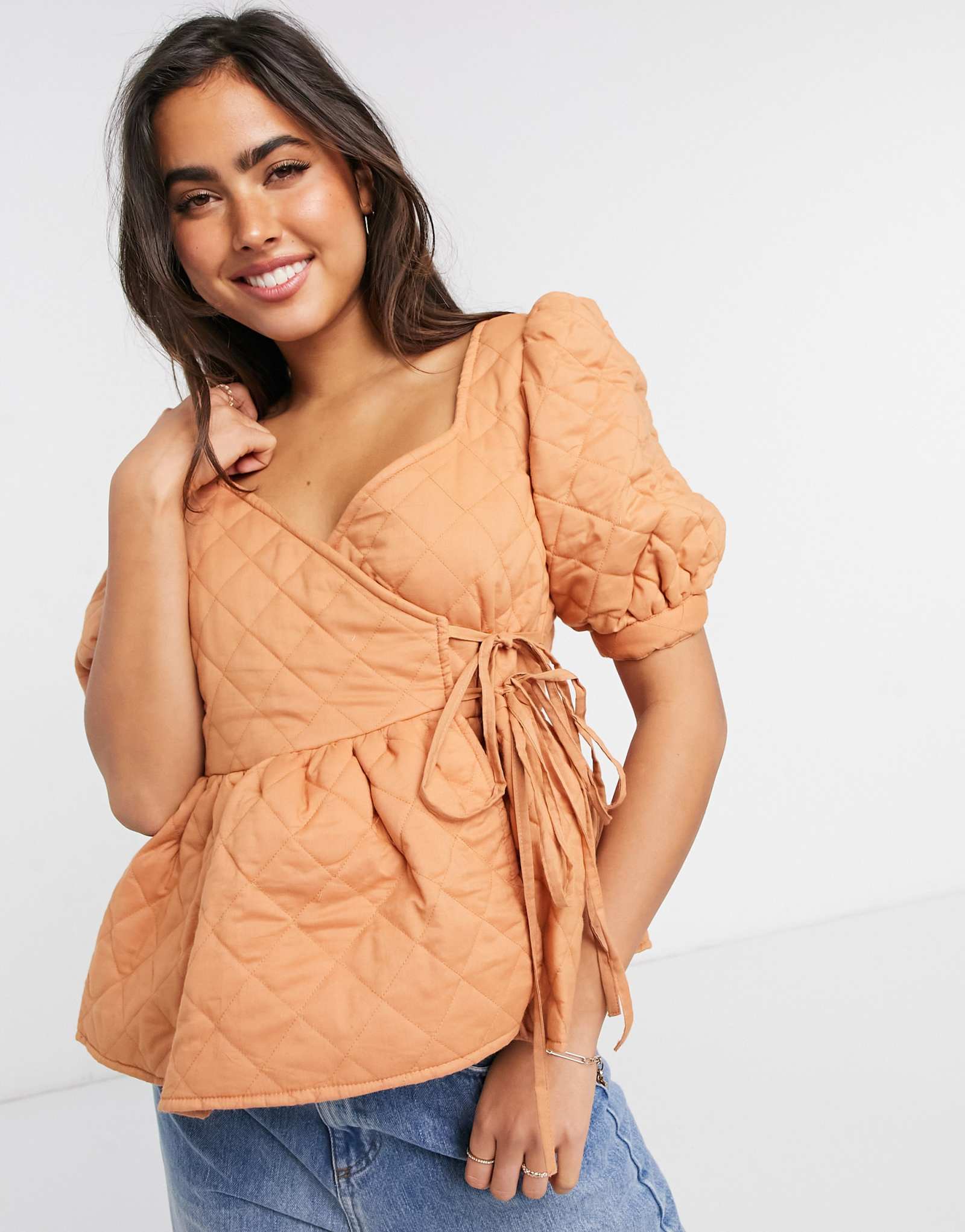 Стеганый топ с запахом и объемными рукавами от ASOS DESIGN коричневого цвета