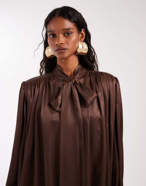 ASOS DESIGN – Voluminöse Bluse aus Satin in Schokobraun mit Schulterpolstern - view 1