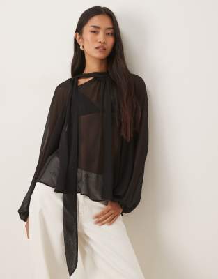 ASOS DESIGN - Voluminöse Bluse in Schwarz mit Bindeband am Ausschnitt und voluminösen Ärmeln