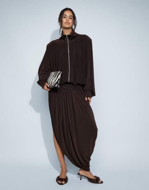 ASOS DESIGN volymdraperad set maxikjol i mörkbrunt, 3 av 9